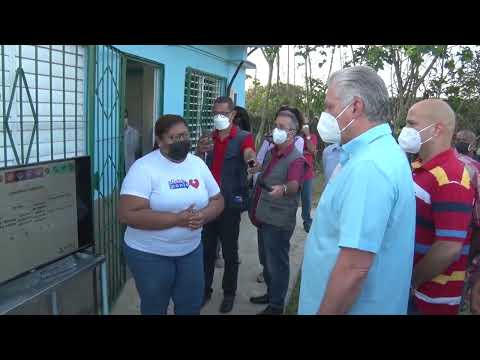 Presidente de Cuba recorre el barrio capitalino de Miraflores
