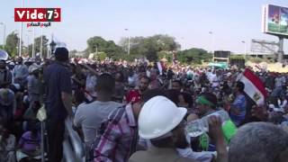 الجيش المصري يوزع زجاجات المياه على مؤيدى مرسى أمام الحرس الجمهورى