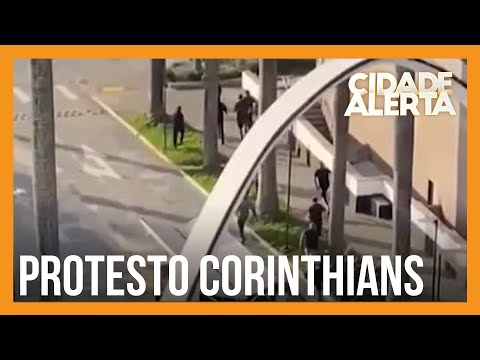 Torcedores invadem a sala da presidência do Corinthians; Tropa de Choque atua na situação