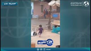 طفل يساعد والدته وسط العاصفة