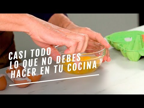 Por qué no deberíamos usar tablas de madera o cascar huevos en la encimera | EL COMIDISTA