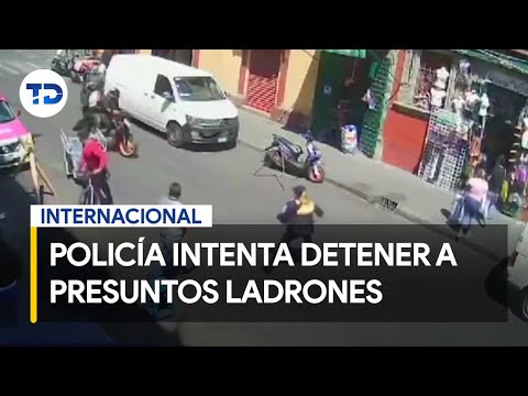 En México, una mujer policía intenta detener a presuntos ladrones