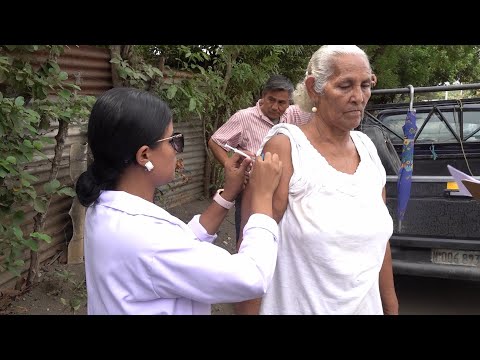 Familias del barrio Pablo Úbeda continúan aplicándose la vacuna anti Covid-19