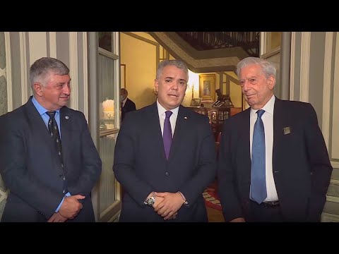 Presidente Duque al término de la reunión con el escritor, Mario Vargas Llosa y Gerardo Bongiovanni