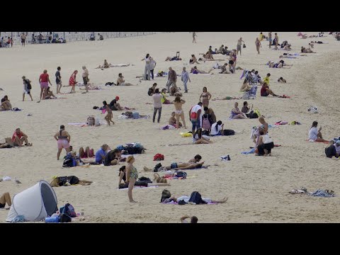 La Playa de La Concha se llena de personas que apuran el fin del verano
