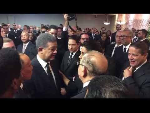 Leonel va a la funeraria a dar el pésame a Danilo Medina