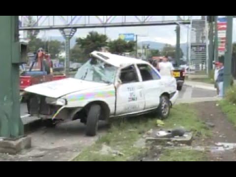 Un Taxi y un vehículo colisionaron en Mixco