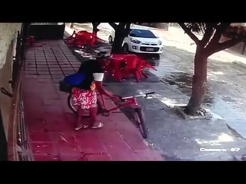 Sujeto le roba la bicicleta a domiciliario en exteriores de tienda del barrio Santa Inés en Soledad