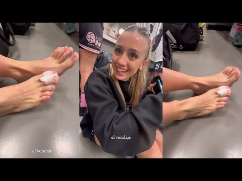 Morena Beltrán le muestra sus pies a Sofia Martínez antes de jugar al fútbol - IG 27/10/2023