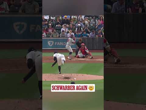 카일 슈워버가 ‘필드 오브 드림스’ 경기에서 MLB 구장에서 홈런 두 개를 터뜨렸습니다!