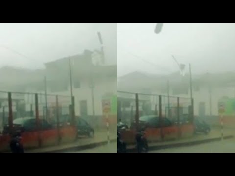 ¡Extremo! Vientos huracanados levantan techos de edificios en Amazonas