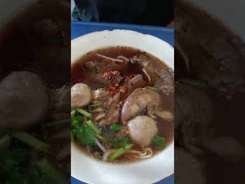 ก๋วยเตี๋ยวเนื้อต่อแถวบังสวนสน