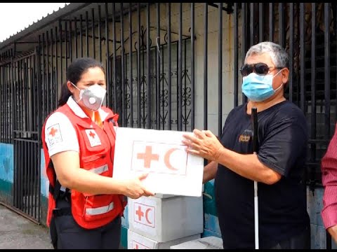 Cruz roja entrega paquetes de limpieza a personas con discapacidad