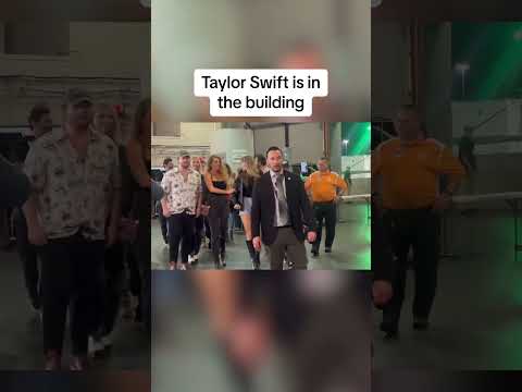 Taylor Swift arrives at MetLife with Ryan Reynolds, Hugh Jackman, & Blake Lively  (via DMRussini)