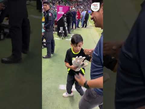 Rodolfo Cota le regala los guantes a este pequeño