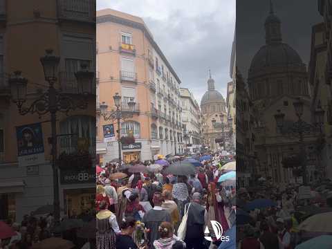 Flores, pero sobre todo paraguas, para hacer frente a una Ofrenda de Flores pasada por agua