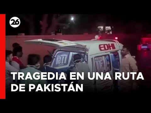 PAKISTÁN | Camión con peregrinos cayó a una zanja: 17 muertos