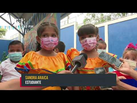 Estudiantes de Educación Inicial en Nicaragua desfilan con los símbolos patrios