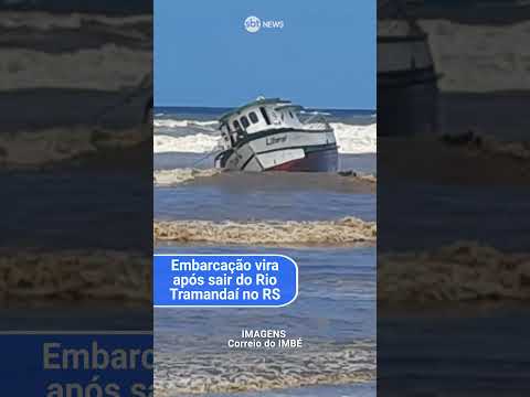 Naufrágio em Imbé: embarcação vira após sair do Rio Tramandaí no RS