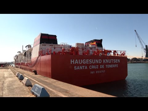 España presenta el primer barco de transporte y suministro de gas natural licuado