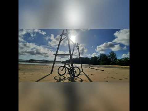 จูงจักรยานลงทะเลที่หาดในยาง