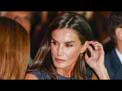 La reina Letizia apuesta por el vaquero en la entrega de los Premios Retina eco