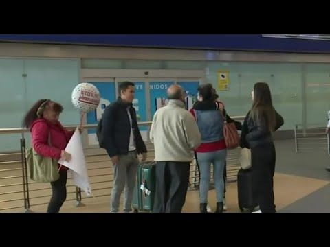Familias protagonizan emotivos reencuentros en el aeropuerto Jorge Chávez por Navidad