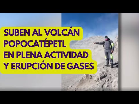 Hombres suben al volcán Popocatépetl en actividad