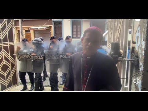 Policía sandinista impide salir a Monseñor Rolando Álvarez de la curia hacia catedral San Pedro