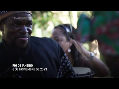 Rey angoleño visita una comunidad de descendientes de esclavos en Brasil