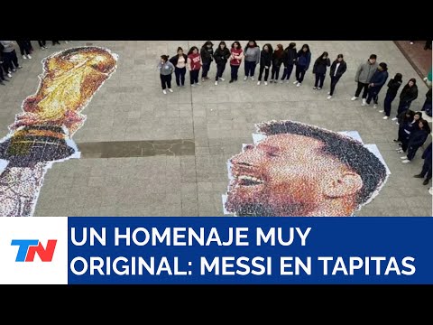 UN ORIGINAL HOMENAJE: Hicieron un mosaico de Lionel Messi con 90 mil tapitas en el patio del colegio