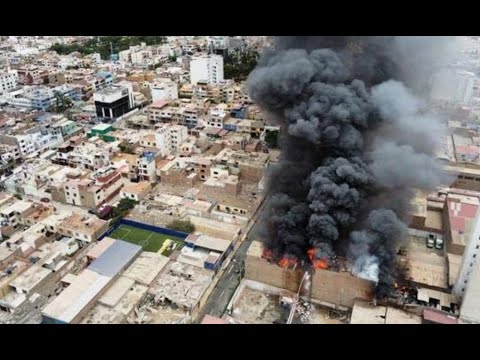 Alerta por expansión de humo tóxico tras incendio en almacén de químicos en San Miguel