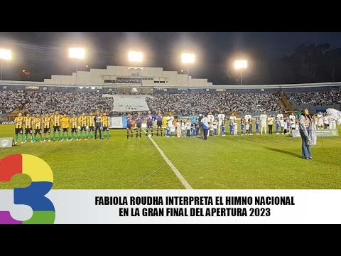 Fabiola Roudha interpreta el himno nacional en la Gran final del Apertura 2023
