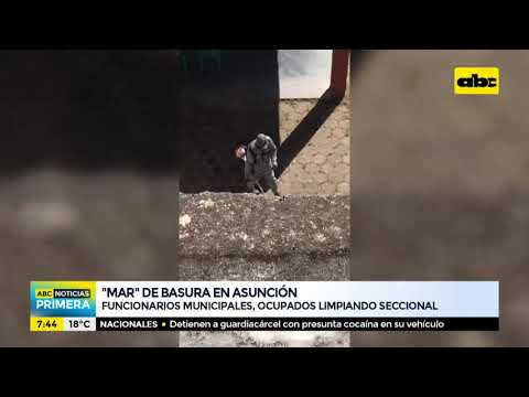 Funcionarios municipales limpian seccional colorada, mientras Asunción tiene un mar de basura