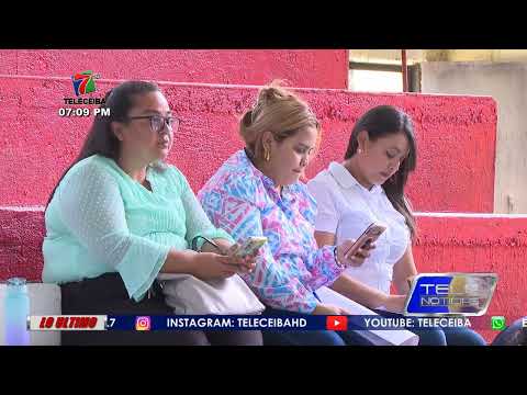 En audiencia pública en La Ceiba entregan acuerdo de permanencia a docentes.