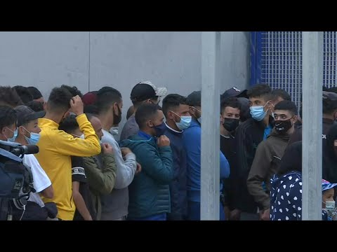Des migrants font la queue à la frontière espagnole de Ceuta pour retourner au Maroc | AFP Images