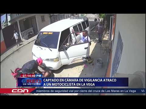 Captado en cámara de vigilancia atraco a un motociclista en La Vega