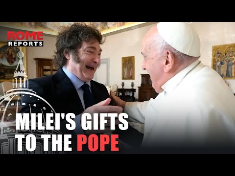 Pope Francis and Argentine President exchange gifts in the Vatican