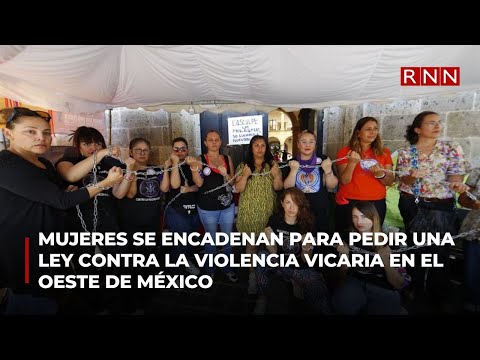 Mujeres se encadenan para pedir una ley contra la violencia vicaria en el oeste de México