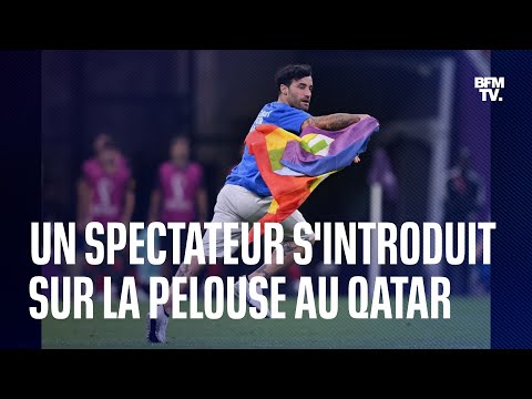 Mondial au Qatar: un spectateur envahit la pelouse avec un drapeau arc-en-ciel à la main