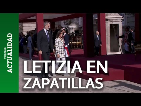 Letizia reaparece en zapatillas por su lesión en el bicentenario de la Policía Nacional