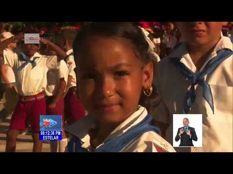 Pioneros de Cuba reciben paoleta azul, su atributo pioneril