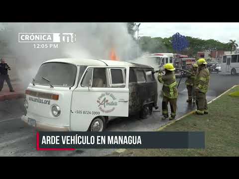 Carro en llamas pone a correr a sus ocupantes en Managua - Nicaragua
