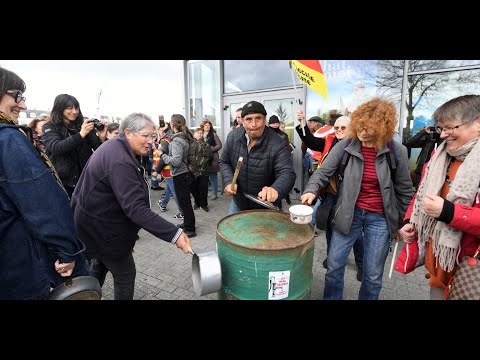 Les manifestants tenus à l'écart de la visite de Macron à Vendôme
