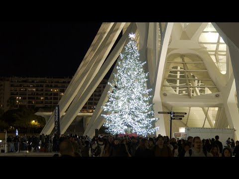 Ciutat de les Arts i les Ciències enciende su árbol de Navidad de más de 11 metros de altura