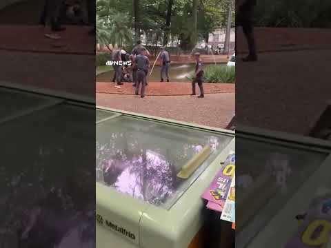 Polícia persegue suspeito por praça no Centro de Campinas, SP #shorts