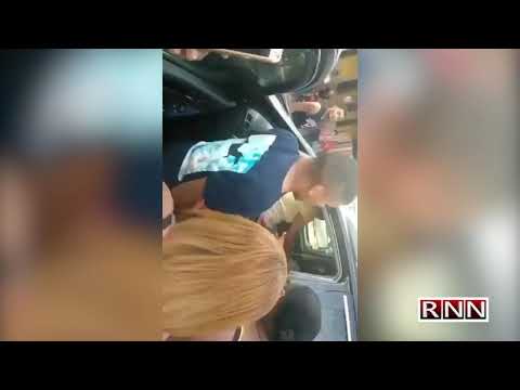 Mujer cegada por los celos destruye vehículo