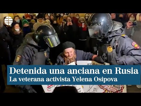 Detienen a una anciana, leyenda del activismo en Rusia, durante una protesta contra la guerra