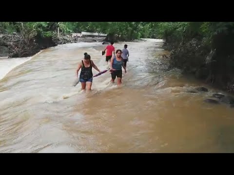 Personas tienen que cruzar río para conseguir víveres en el Cantón Majahual Arriba
