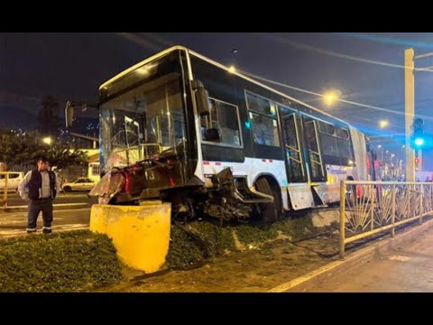 Metropolitano protagoniza terrible accidente al empotrarse contra la berma